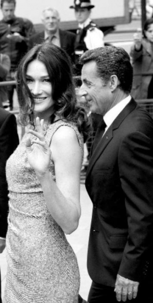 Колишня фотомодель Карла Бруні з чоловіком, французьким президентом Ніколя Саркозі. Журнал Веніті Фер вписав її в перелік найбільш стильних жінок світу