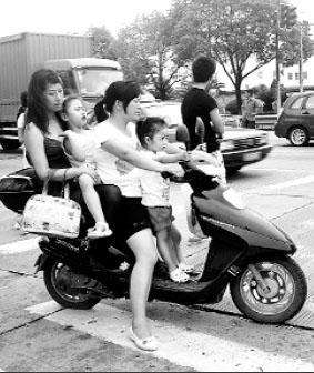 Багато жителів китайського міста Шанхай їздять мопедами. Вони мало зважають на правила дорожнього руху. Їдуть на червоне світло і по зустрічній