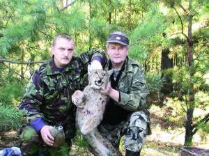 Микола Рудько (ліворуч) і Віктор Ковальчук сфотографувалися в лісі з риссю, яку їм довелося вбити. Вона напала на Миколу, подряпала обличчя й покусала руку