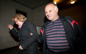 Віктор Коцюра разом з дружиною біля будівлі Національної бібліотеки імені Вернадського ввечері 29 вересня. Там загинув їхній син Богдан