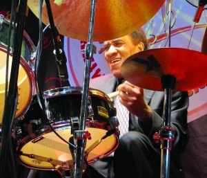 Американского джазового барабанщика Элла Фостера пригласили выступить в Винницу. При случае уговорили его дать тур по городам СНГ