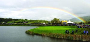 Радуга над полем для гольфа в Ньюпорте, Великобритания, на третий день турнира. Из-за дождей большинство зрителей Кубка Райдера обували резиновые сапоги