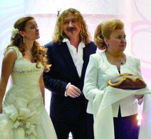 Юлия Проскурякова (слева) вышла замуж за российского певца Игоря Николаева в середине сентября. На свадьбу надела платье свободного кроя. Под ним был заметен округлившийся животик