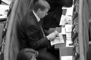 Во время заседания парламента 5 октября народный депутат Тарас Чорновил разгадывал кроссворды
