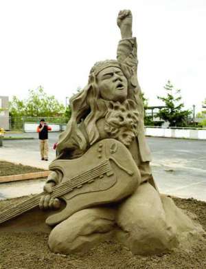 Песчаную скульптуру американского певца Элвиса Пресли лепили восемь часов. Мастеру Джону Элистону за нее присудили третье место