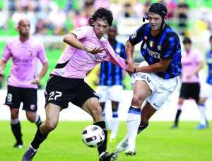 Хавьер Пасторе (№ 27) играет в чемпионате Италии второй сезон. На фото он противостоит защитнику "Интера" Кристиану Киву