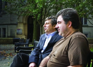 Андрей Гейм (слева) и Константин Новоселов 5 октября сидят возле Манчестерского университета после объявления, что они получили Нобелевскую премию