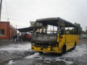 Автобус около автостанции в Лохвице через два с половиной часа после пожара