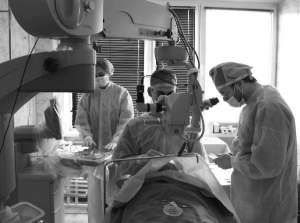 Врачи клиники ”Эстель” проводят операцию по устранению катаракты по методу ультразвуковой факоэмульсификации 