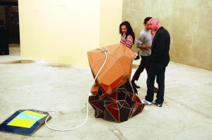 На виставці ”Ті, хто прийшли в 2000-ні” глядачі роздивляються скульптуру ”Пакетик чаю” київської художниці Жанни Кадирової