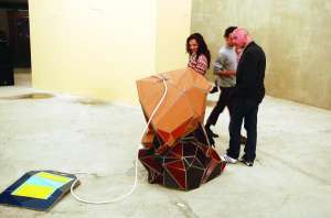 На выставке ”Те, кто пришли в 2000-е” зрители разглядывают скульптуру ”Пакетик чая” киевской художницы Жанны Кадыровой