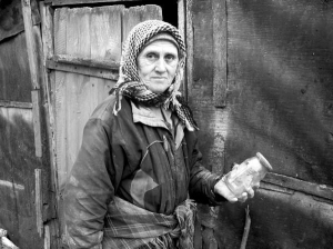 Елена Шарапанюк из села Доброводы Уманского района Черкасской области показывает баночку, где прятала свои сбережения. Она была закопана в хлеве