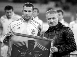 Андрей Шевченко (слева) принимает поздравления от президента Федерации футбола Украины Григория Суркиса