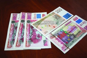 Фальшивые евро, которыми покупатель рассчитался за шубу в Ривне