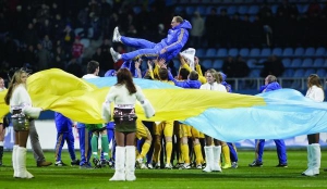 Футболісти молодіжної збірної України, святкуючи успіх, підкидають у повітря головного тренера команди Павла Яковенка