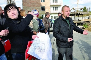 Жильцы десятиэтажки по улице Черняка, 28 в Ровно протестуют против строительства автостоянки