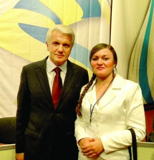 Журналістка з Гадяча Ірма Крат сфотографувалася в Києві з лідером Народної партії, головою Верховної Ради Володимиром Литвином