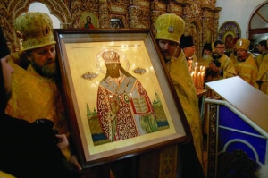 У Хрестовоздвиженській церкві в Полтаві з вівтаря виносять ікону із зображенням новопрославленого святого Афанасія