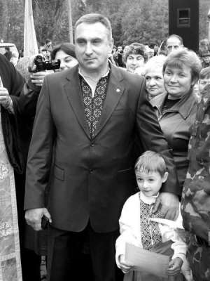 Мэр Христиновки Николай Наконечный стоит вместе с мальчиком, только что посвященным в джуры
