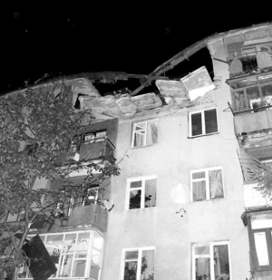 Разрушенные квартиры пятого этажа дома на улице Первомайская набережная в райцентре Мукачево на Закарпатье