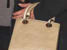 Влітку чиновниця придбала сумочку від американського дизайнера Дерека Лема. Таку ж носить британська модель Кейт Мосс