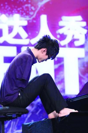 Лю Вей в финале конкурса ”Китай имеет талант” играет на пианино песню ”Ты прекрасна” Джеймса Бланта
