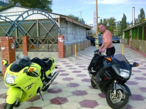 Киевлянин Денис Худов стоит около своего мотоцикла ”Хонда” летом 2010 года в Одессе. В настоящий момент он в реанимации
