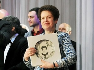 На сцене Донецкого оперного театра жене президента Людмиле Янукович подарили фарфоровую тарелку с ее портретом в центре
