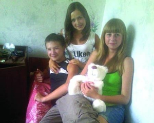 Нікіта Тюріков у компанії дівчат. Фото зроблене цього літа у дитячому таборі ”Антей”