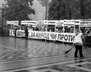 Власники та продавці секонд-хендів мітингують біля Верховної Ради 20 жовтня