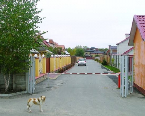 Вхід до котеджного містечка на вулиці Маяковського