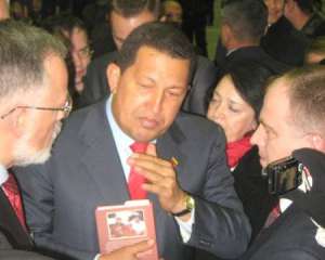 Президент Венесуели Уго Чавес на екскурсії по київському заводу "Авіант"
