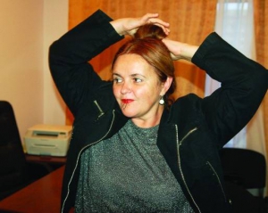 Лілія Григорович робить зачіску в своєму кабінеті у Центрвиборчкомі