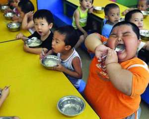 Сяо Хао обідає з іншими дітьми у садку в китайській провінції Гуаньчжоу