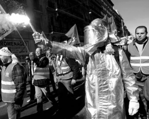 Одягнені у захисні костюми працівники компанії ”Арселор Міттал” протестують у Марселі проти збільшення пенсійного віку 