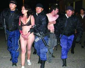 У мексиканському місті Тетела дель Волкан поліцейські супроводжують жінку та чоловіка