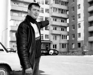 Олексій Карпович показує на будинок на вулиці Героїв Дніпра, 25