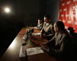 Виталий Кличко проводит пресс-конференцию почти в темноте