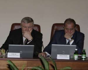 Міністр оборони Михайло Єжель (ліворуч) та міністр внутрішніх справ Анатолій Могильов знайомляться з матеріалами до засідання уряду.