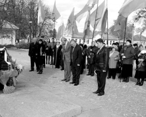 Кандидат у депутати обласної ради, екс-губернатор Черкащини Олександр Черевко (у центрі праворуч)