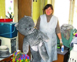 Лідія Почтар показує  іграшкового ведмедя