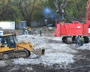 Будівництво майданчика для президентського вертольота на Парковій алеї в Києві