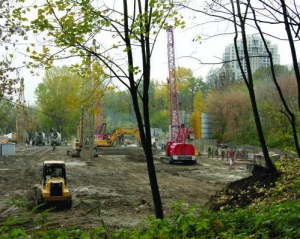 У вівторок біля Паркової дороги в центрі Києва триває будівництво вертолітного майданчика