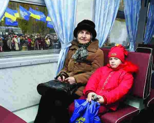 Перші пасажири відкритого 29 жовтня залізничного маршруту