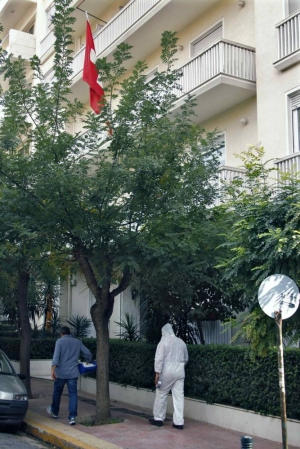 Эксперты обследуют територию посольства