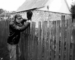 Геннадій Шпілєр показує хату сусіда Григорія Бондаря 