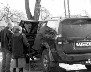 иборців села Петрівка на Чернігівщині підвозять до виборчої дільниці 