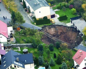 У місті Шмалькальден на сході Німеччини у понеділок утворилася яма діаметром 40 метрів