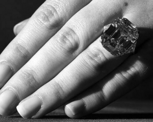 Перстень із рожевим діамантом перед продажем на аукціоні ”Сотбіз” показали клієнтам
