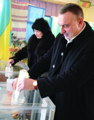 Діючий мер Христинівки Микола Наконечний голосує 31 жовтня разом із дружиною Людмилою